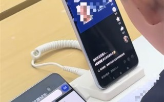 手机店内小孩哥用通缉令上证件号认证游戏 官方提醒：不要效仿 可能会被拘留 !