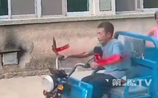 72岁老人偷买三轮车 激情试驾接连撞烂围墙 家人苦劝不退车 自称放着也开心 !