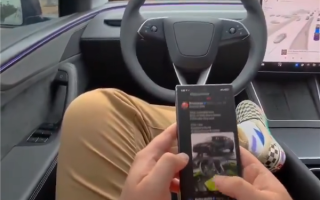 真自动驾驶！车主实测特斯拉FSD V14 全程玩手机没任何提示 ！