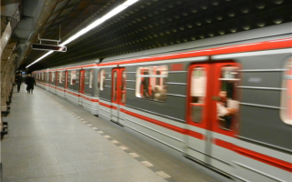 “高铁上能不能吃泡面”被网友吵翻 12306回应 !