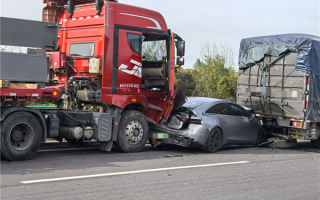 智界S7遭大货车夹心撞 车主：人没事 已换新R7 ！