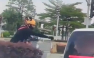 外卖员红绿灯口“卡点”直接将咖啡递给车里 网友：难度不亚于空间站对接 !