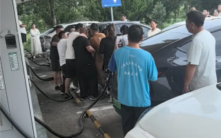 4个充电桩20多台车排队 高速服务区车主抢着充电枪都不松手 !