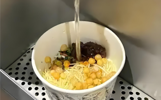 高铁站开始“去泡面化”：广州东站已全面下架泡面 !