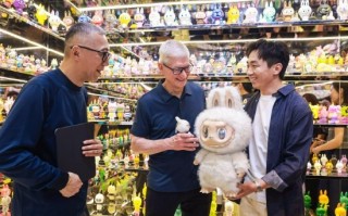 苹果CEO库克现身上海泡泡玛特相关巡展 王宁送给库克惊喜礼物 !