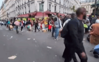 印度男子去巴黎旅行被满地垃圾吓到：这是巴黎吗 真脏到家 !