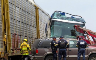 墨西哥一火车拦腰撞断一辆双层大巴车：致10死61伤 !