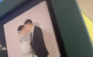 女子结婚4年才发现婚纱照是陌生人 ！当事人：觉得占地方一直没打开过 ！