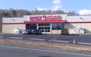 美国黑熊追杀男孩 冲进商店直接跳上收银台 ！