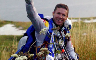 全球第一位跳伞超音速的人！极限运动员鲍姆加特纳跳伞时事故身亡 !