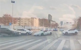 无牌兰博基尼小牛闯灯转弯被直行SUV撞个正着：损失惨重 ！