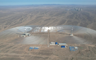 全球首个“双塔一机”光热储能电站全系统试运行：2.7万面定日镜 !