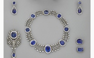 法国卢浮宫发生入室盗窃案：9件稀世珍宝丢失 凶手骑摩托逃窜 !