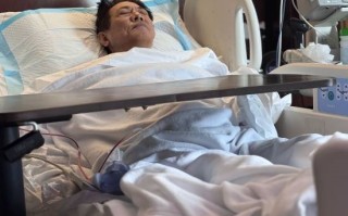 我患甲亢！62岁李连杰晒躺病床照片 面容憔悴：自发文报平安 !