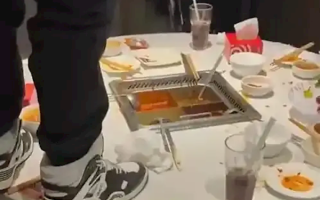 海底捞小便事件涉案者父母判赔220万引热议：《人民日报》锐评称应尊重社会公德 !