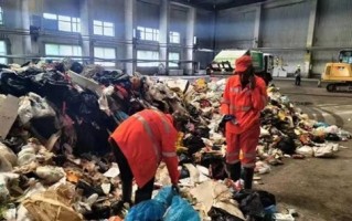 当事女游客非干部！环卫4小时翻8吨垃圾给儿童找手表 官方称会奖励谁求助都帮 !