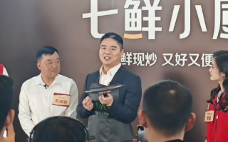 刘强东直播炒卷饼尖椒小鱼和酱豆炒蛋：小时候 补充蛋白质就靠它们 ！