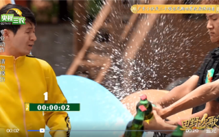 技艺精湛！广州小伙用双节棍17秒怒开10瓶啤酒 !