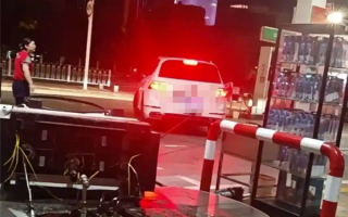 女子忘拔油枪开车就走拽倒加油机：切断阀立大功 !