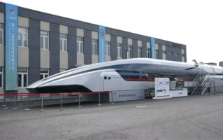 我国超导电动高速磁浮列车亮相：时速600公里 外观超科幻 !