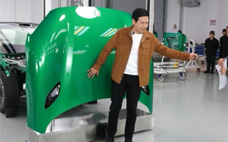 雷军直播现场跟小米YU7机盖比身高：1米83竟不占优势 ！