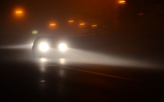 男子记恨会车不关远光灯 边开车边用弹弓打烂五辆车玻璃 !