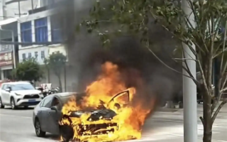 小车行驶途中冒烟起火烧成空壳 所幸无人员伤亡 !