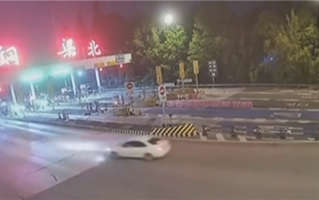 女子上高速后发现没油逆行去加油：罚款200元 记12分 ！