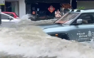 台风暴雨后 仰望U8司机驾车玩水致店铺受损：玻璃被击碎 !