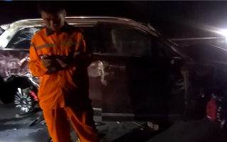 男子分心给妻子调腿托 还解开安全带：车子撞护栏连滚5圈报废 ！