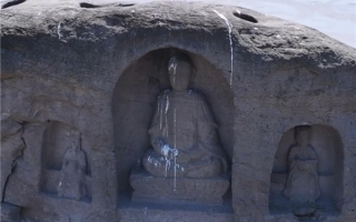 长江重庆段水位下降露出历史石佛 众多游客隔岸祈福 !