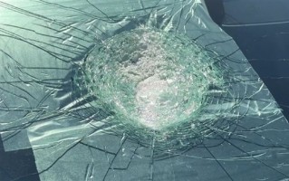 澳洲一特斯拉自动驾驶中疑被陨石砸中：挡风玻璃有熔化痕迹 !