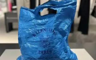 巴黎世家8200元新包像“塑料袋” 官方：采用织物为材料 !