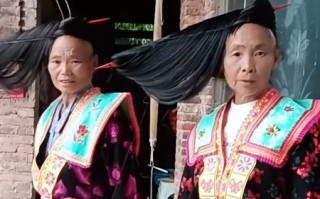 老人展示当地传统发型 看起来非常特别 网友：偏向一边不难受吗?