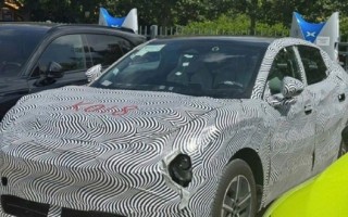 小鹏MONA系列首款SUV谍照曝光：设计延续M03前脸 半隐藏门把手 !