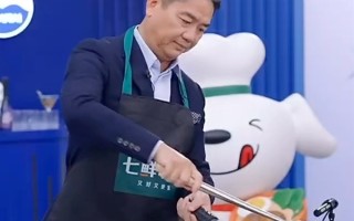 刘强东现场直播炒菜出Bug：称这煤气灶不会是从马云那买的吧 !