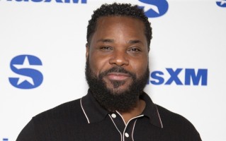 知名好莱坞男演员度假期间被海浪卷走身亡！网友怀疑又是离岸流 !