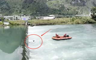 女子游泳掉入“死亡沸腾线” 警惕：水性很好的人也容易呛水 ！