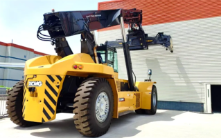 全球首台！徐工65吨级正面吊投入使用 !