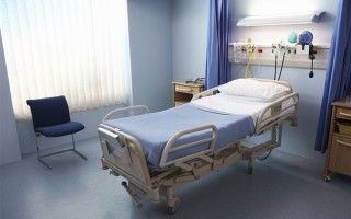 30岁女子舌苔变色意外查出卵巢癌 医生建议：少熬夜少生气 !