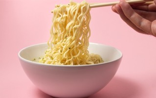 别再趁热吃喝了！饮用65度以上热饮增加患癌风险 ！