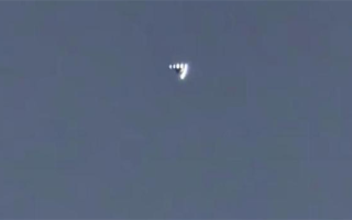 美国洛杉矶上空现V形“UFO”：主体呈回旋镖状 !