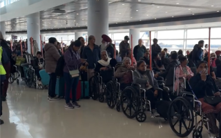 网友晒印度国际航班登机口奇观 乘客全都是在坐轮椅排队 ！