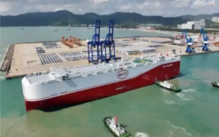 比亚迪“济南号”首航！满载6000余辆新能源车出海新加坡 !