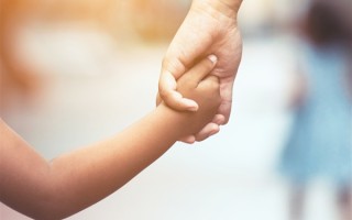 父亲为和女儿联系：生活费每月分4次给 !