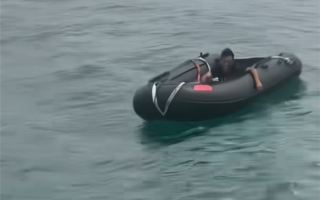 男子在海上漂泊6天在三亚获救 救人者：他6天没吃饭 靠雨水撑下来 !