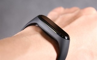 上海斥资1.4亿元给学生配运动手环引热议 均价不超229元：教育局回应免费发 !