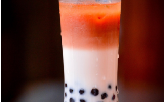 准备接秋天的第一杯奶茶！曝饿了么追加补贴冲击1亿单 美团推“新品首发”防守 !