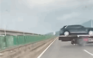 500多万的库里南托运途中翻车 车主代位求偿遭车险公司拒赔 ！