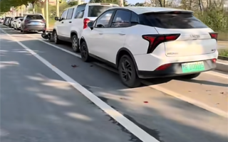 哪吒V车主办完事发现车不见了 赶紧报警！结果大乌龙：车子自己撞了2辆车 !